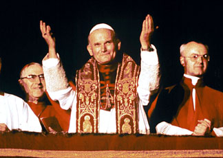 Giovanni Paolo II sopo la sua elezione (Ansa)