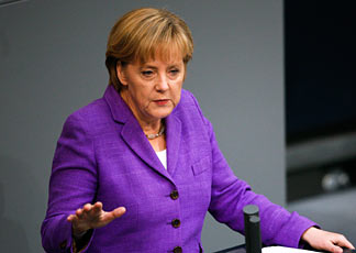 Il cancelliere tedeco Angela Merkel durante il suo discorso al Bundestag (AP Photo)