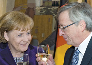 Il primo ministro tedesco Angela Merkel brinda con il presidente dell’Eurogruppo Jean-Claude Juncker