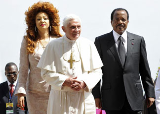 Papa Benedetto XVI con il Presidente del Camerun Paul Biya (AP Photo/Andrew Medichini)