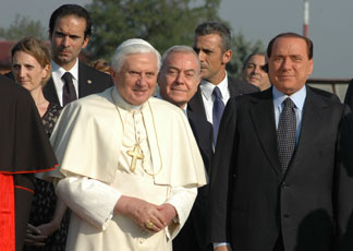 Papa Benedetto XVI con Silvio Berlusconi all'aeroporto di Ciampino (ANSA)