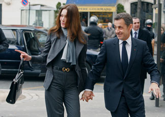 La Francia punisce Sarkozy. Socialisti primo partito. Nella foto Nicholas Sarkozy con la moglie Carla Bruni