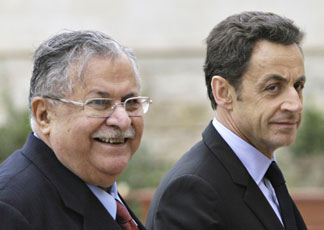 Il presidente iracheno, Jalal Talabani e il presidente francese Nicolas Sarkozy a Baghdad( EPA/Kalid Mohammed) 