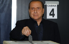 Silvio Berlusconi all'urna (Reuters)