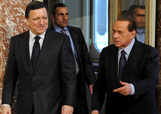 Il presidente del Consiglio, Silvio Berlusconi, con il Presidente della Commissione europea, Jos Manuel Durao Barroso (Ansa)