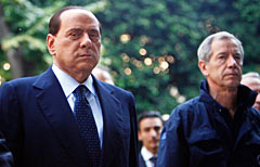 Il presidente del Consiglio, Silvio Berlusconi (a sinistra) e il capo della Protezione civile, Guido Bertolaso (Reuters)