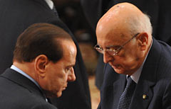 Il presidente del Consiglio Silvio Berlusconi (a sinistra) e il presidente della Repubblica Giorgio Napolitano (Ansa/Claudio Peri)