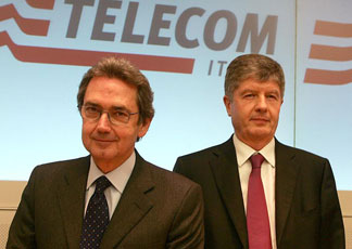Da sinistra, l'amministratore delegato di Telecom Italia, Franco Bernabè e il presidente Gabriele Galateri di Genola (Foto Ansa / Matteo Bazzi)