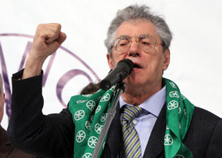 Il leader della Lega Nord Umberto Bossi durante il comizio di chiusura della campagna elettorale del Carroccio (Ansa/Matteo Bazzi)