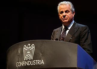 Claudio Scajola, ministro dello Sviluppo economico, all'assemblea di Confindustria (AP Photo/Andrew Medichini)
