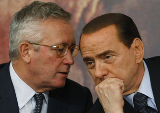 Giulio Tremonti e Silvio Berlusconi alla conferenza stampa dell'8 ottobre (Reuters)