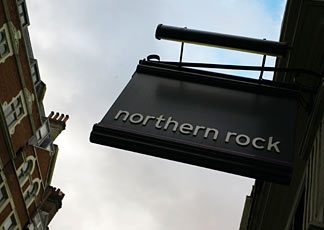 L'insegna della Northern Rock Bank di Londra (AP Photo/Sang Tan)
