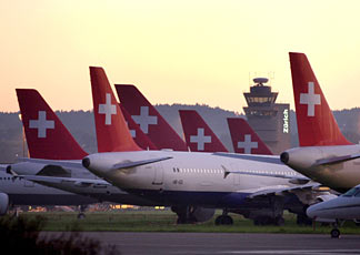 Gli aerei della Swissair fermi, per mancanza di fondi, nell'aeroporto di Zurigo il 3 ottobre del 2001 (AP Photo/KEYSTONE/Steffen Schmidt)