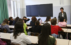Studenti in un'aula scolastica durante una lezione (Ansa/Franco Silvi)