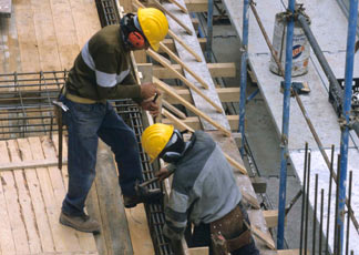 Carpentieri al lavoro in un cantiere edile (Imagoeconomica)