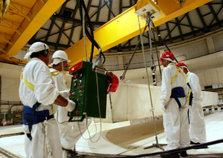 Personale della centrale nucleare di Caorso (Daniel Dal Zennaro/ANSA)