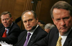 Da sinistra, il presidente e CEO di Ford, Alan Mulally, il Chairman e CEO di Chrysler  Robert Nardelli e il CEO di General Motors G. Richard Wagoner durante l'audizione al Congresso Usa (Reuters)