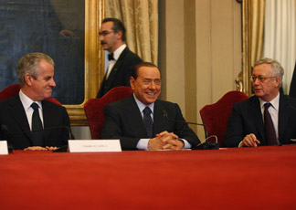 Claudio Scajola, Silvio Berlusconi e Giulio Tremonti alla conferenza stampa per la Banca del Mezzogiorno oggi 11 marzo 2001 (Ansa)