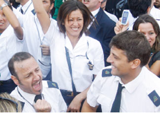 Personale Alitalia festeggia il ritiro di Cai dalla trattativa (Infophoto)