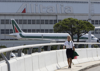 Un'assistente di volo Alitalia all'aeroporto di Fiumicino (Reuters)
