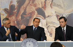 Il ministro dell'Economia, Giulio Tremonti, il presidente del Consiglio, Silvio Berlusconi e il Governatore della banca d'Italia, Mario Draghi (Foto Reuters)