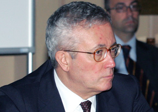 Il ministro dell'Economia Giulio Tremonti durante l'incontro ''Imprese, lavoro, banche'' svoltosi al ministero dell'Economia (Ansa)