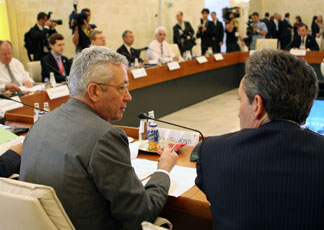 Giulio Tremonti e Tim Geithner al G8 finanza di Lecce (Ansa)