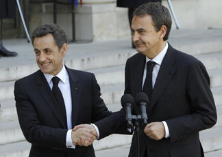 Il presidente francese Nicolas Sarkozy e il premier della Spagna, Jose Luis Zapatero (Foto Afp)