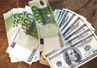 L'euro scivola sotto quota 1,30 dollari (AFP)