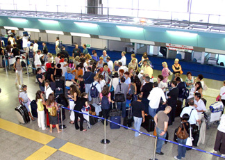 Lunghe attese per i passeggeri di Fiumicino, tra ritardi e voli cancellati (Ansa)