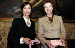 Il ministro delle Pari opportunità, Mara Carfagna con il sindaco di Milano, Letizia Moratti alla presentazione della «scatola rosa» (Infophoto)