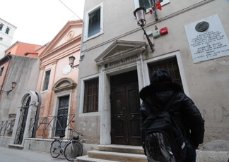 L'ingresso della scuola media Silvio Pellico a Chioggia (Ansa)