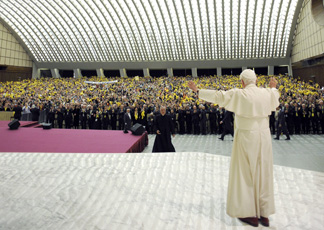 Papa Benedetto XVI incontra gli insegnanti cattolici (Reuters)