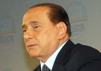Silvio Berlusconi nella conferenza stampa di Bari (Ansa)