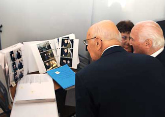 Il Presidente Napolitano e il Sen. a vita Scalfaro osservano alcune foto in occasione dell'inaugurazione della nuova sede dell'Archivio Storico della Presidenza della Repubblica