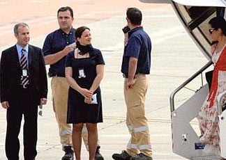 Una ballerina scende dall'aereo presidenziale (foto pubblicata dal Corriere della Sera)