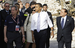 Barack Obama visita L'Aquila accompagnato da Guido Bertolaso e Silvio Berlusconi (Ap/Lapresse)