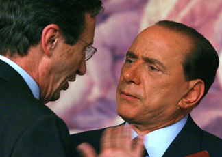 Gianfranco Fini e Silvio Berlusconi in una foto d'archivio (Ansa)