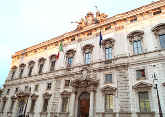 Il palazzo della Consulta a Roma (Ansa)