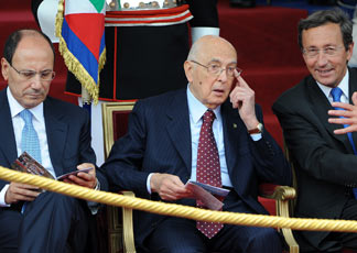 Il presidente del Senato, Renato Schifani, il presidente della Repubblica, Giorgio Napolitano e il presidente della Camera, Gianfranco Fini (Ansa)