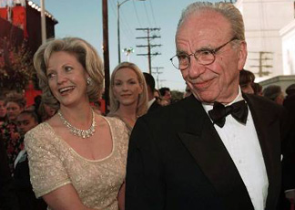 Rupert Murdoch con la sua seconda moglie Anna (Foto AP)