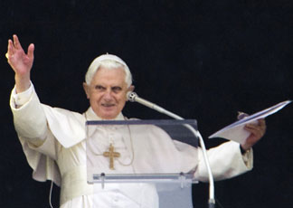 Papa Benedetto XVI al termine della preghiera dell'Angelus (Afp)