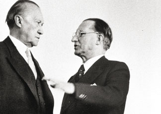 Da sinistra: i padri fondatori dell’allora Comunità economica europea Konrad Adenauer e Alcide De Gasperi (Roger viollet)