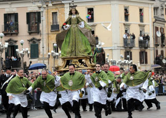 Un momento della celebrazione pasquale "La Madonna che scappa", stamani 04 aprile 2010 a Sulmona  (ANSA)