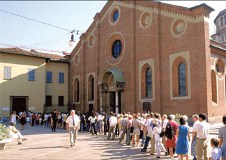 La coda all'ingresso del Cenacolo Vinciano, di fronte a S.Maria delle Grazie