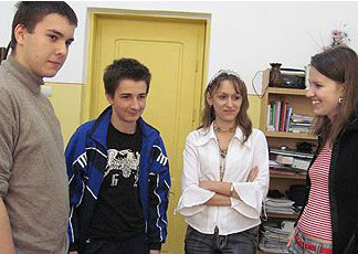 Gabriel Bodgan Ionescu, 22 anni,  il ragazzo in mezzo alla foto, con felpa blu e nera