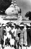 L'ultima immagine del Mahatma Gandhi mentre si allontana dal santuario dedicato a Qutbuddin Bakhtiar Kaki il 27 gennaio 1948, tre giorni prima del suo assassinio (TopFoto / Archivi Alinari)