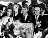 Robert F. Kennedy durante il suo discorso all'Ambassador Hotel di Los Angeles (AP)