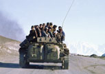 Truppe sovietiche su un mezzo blindato durante il ritiro dall'Afghanistan (AP)