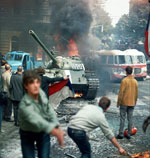 Alcuni cittadini di Praga tentano di fermare un carro armato sovietico (AP)